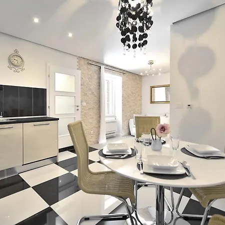 Luxury Apartment *